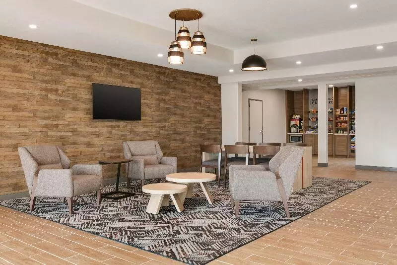 Отель Candlewood Suites Fayetteville Fort Bragg, An Ihg