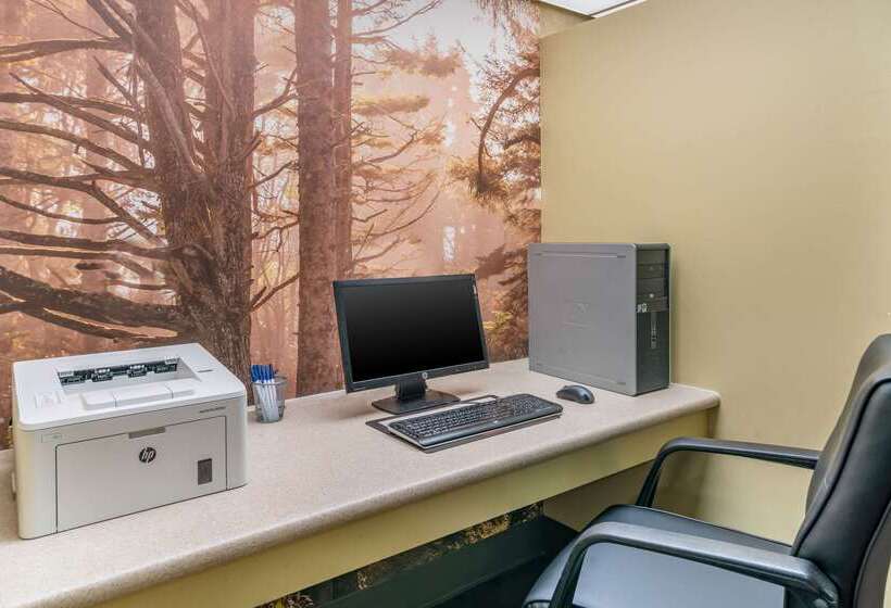 فندق Clarion Pointe Medford