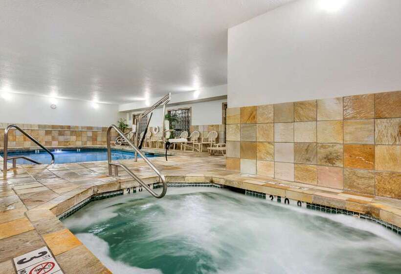 فندق Clarion Pointe Medford