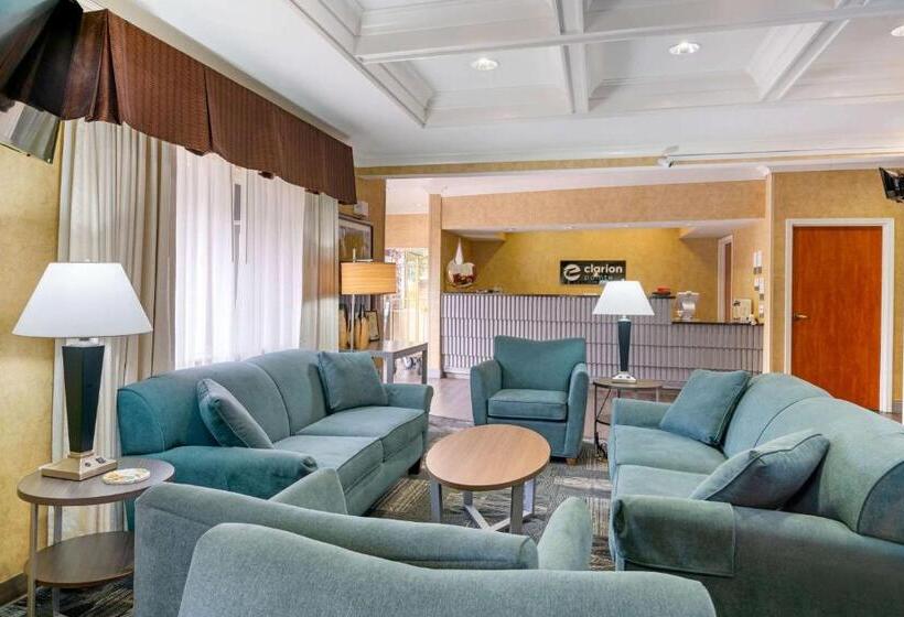 فندق Clarion Pointe Medford