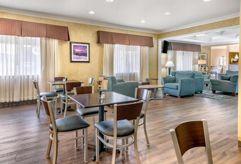 فندق Clarion Pointe Medford