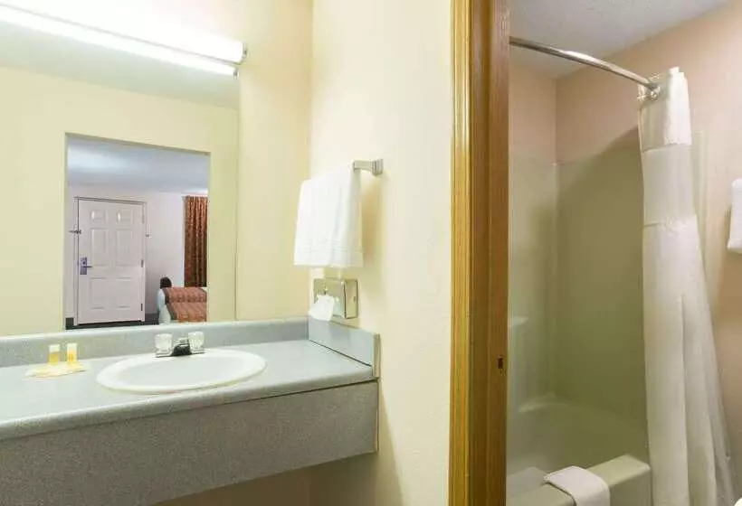 Hotelli Days Inn By Wyndham Indianapolis East Post Road