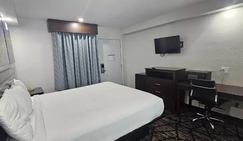 Hotelli Days Inn By Wyndham Indianapolis East Post Road
