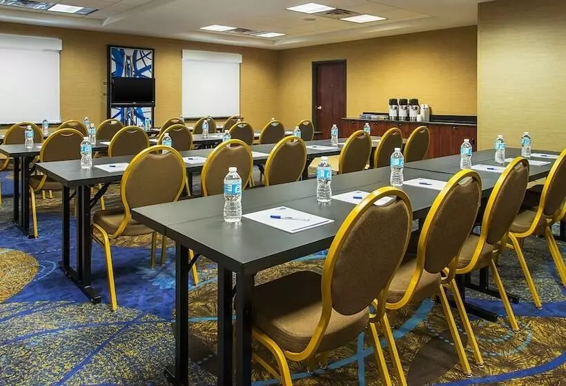 هتل Holiday Inn Express & Suites Midland Loop 250, An Ihg