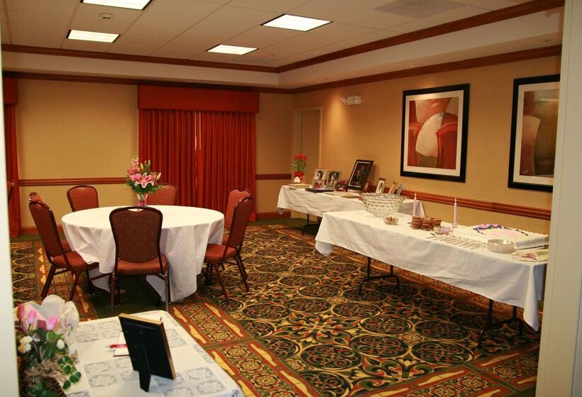 בית מלון כפרי Hampton Inn Clinton