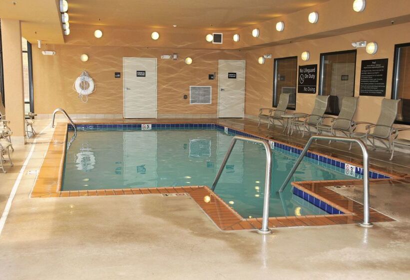 בית מלון כפרי Hampton Inn Clinton