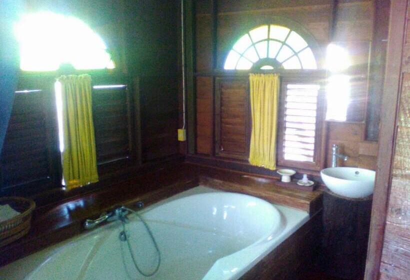 هتل Momchailai River Retreat