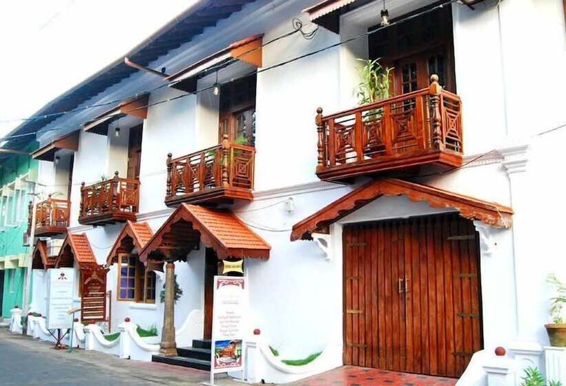 בית מלון כפרי Rossitta Wood Castle