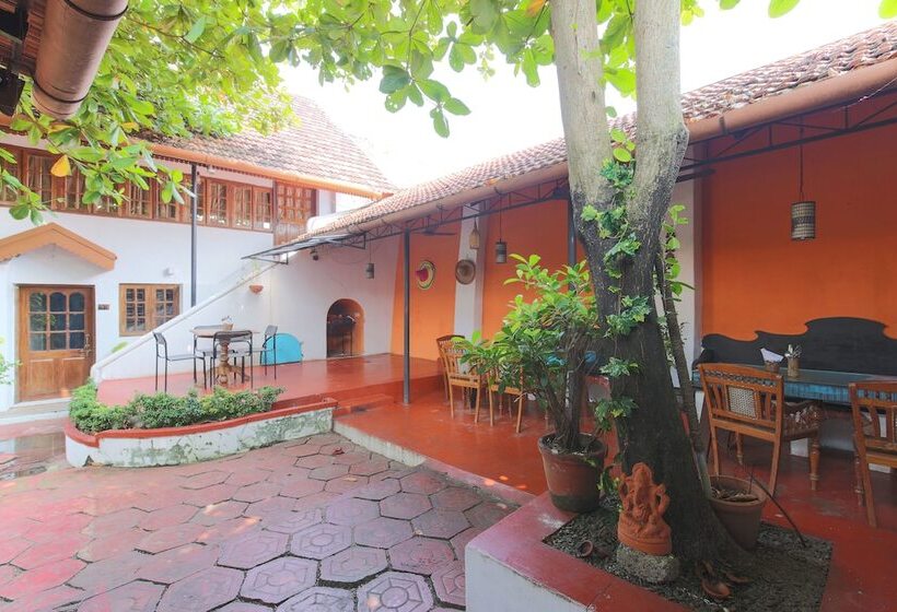 בית מלון כפרי Rossitta Wood Castle