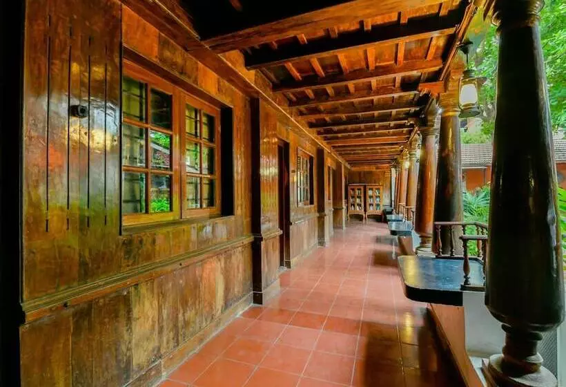 Hotel Rossitta Wood Castle