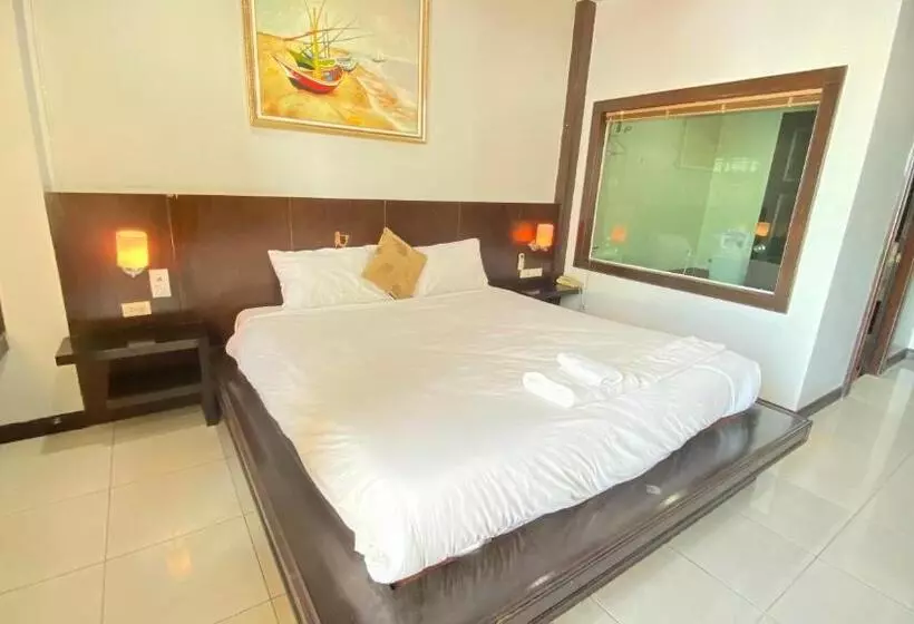 בית מלון כפרי Sm Patong Resort