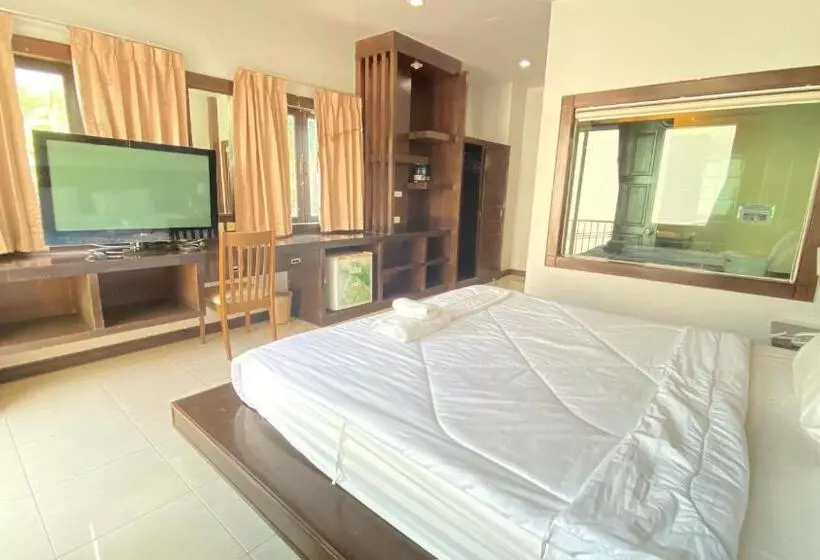 בית מלון כפרי Sm Patong Resort