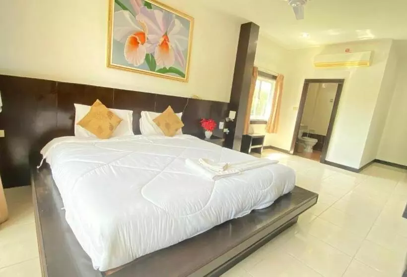 בית מלון כפרי Sm Patong Resort