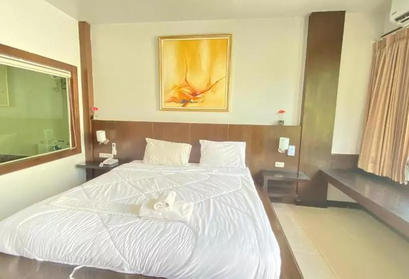 בית מלון כפרי Sm Patong Resort