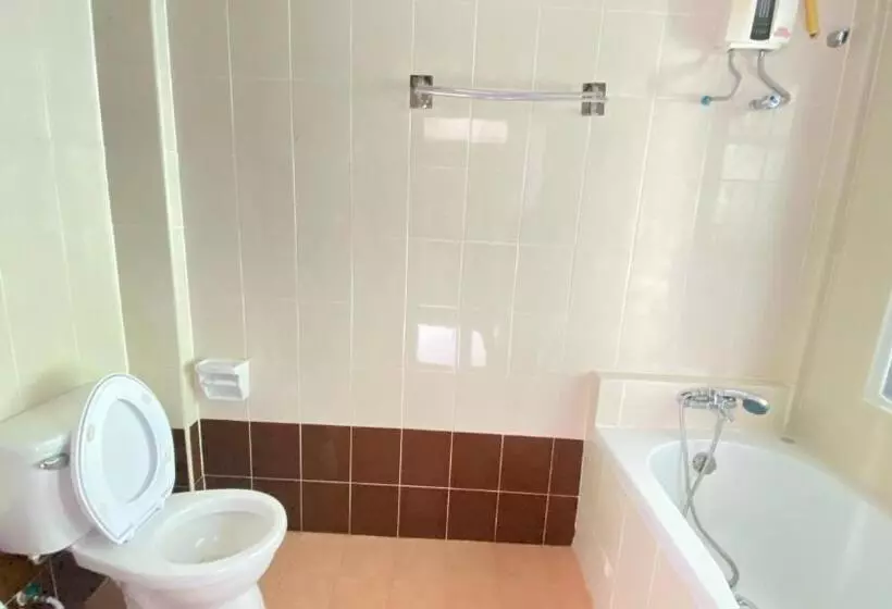 בית מלון כפרי Sm Patong Resort