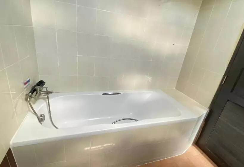 בית מלון כפרי Sm Patong Resort