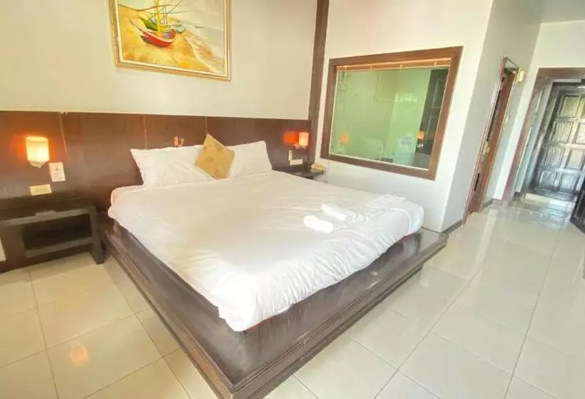 בית מלון כפרי Sm Patong Resort