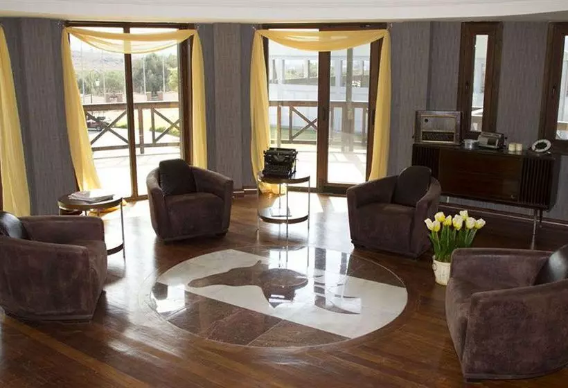 Konvoy Hotel & The Country Club