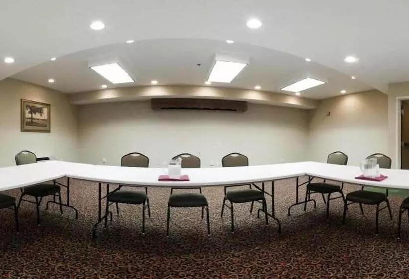 Holiday Inn Express Hotel & Suites Pierre Fort Pierre, An Ihg