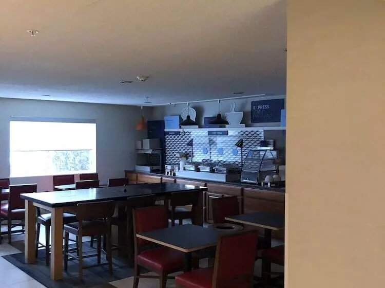 בית מלון כפרי Holiday Inn Express Mt. Vernon, An Ihg