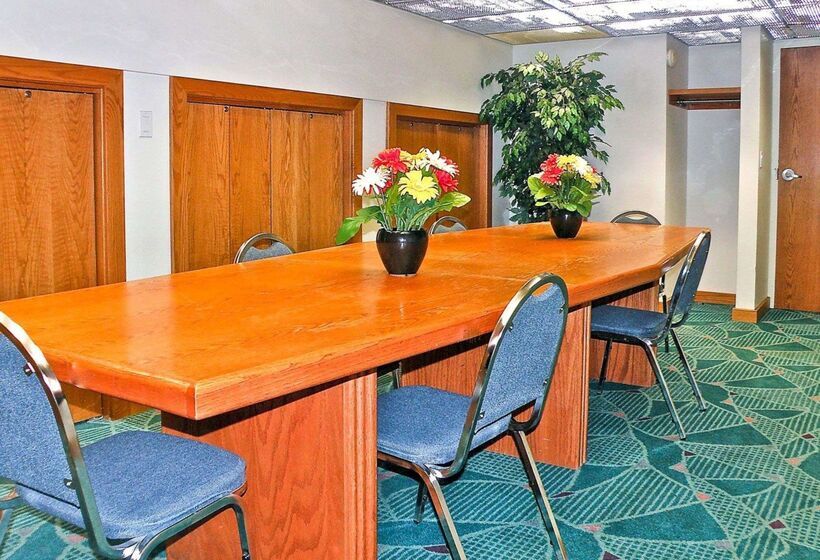 בית מלון כפרי Rodeway Inn Billings Logan Intl Airport Near St Vincent Hospital