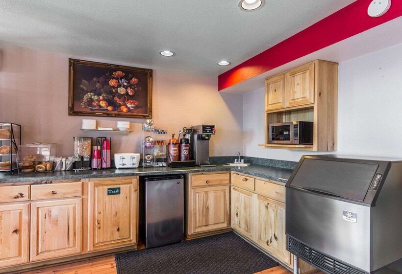 בית מלון כפרי Rodeway Inn Billings Logan Intl Airport Near St Vincent Hospital