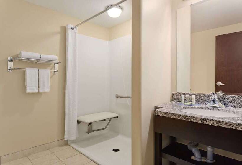 هتل Super 8 By Wyndham Saskatoon Near Downtown