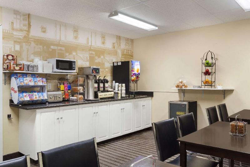 هتل Super 8 By Wyndham Saskatoon Near Downtown