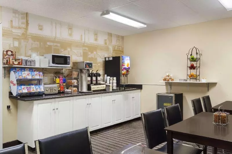 Hotel Super 8 By Wyndham Saskatoon Near Downtown