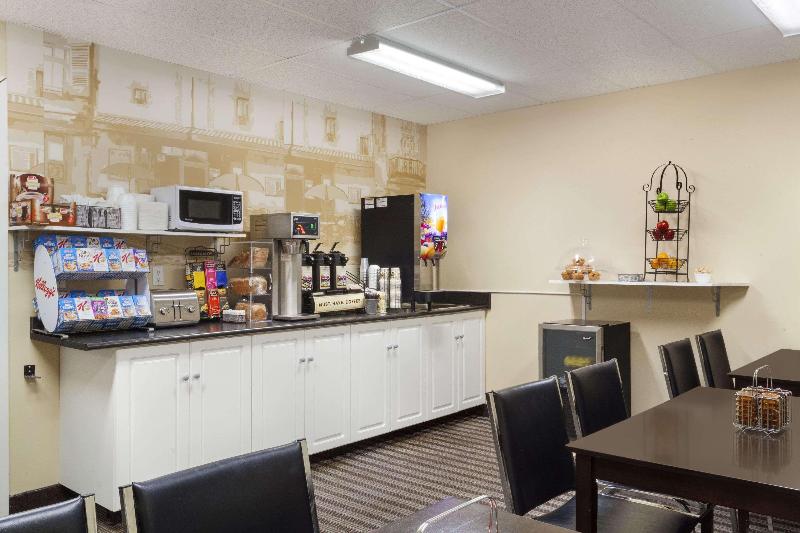 هتل Super 8 By Wyndham Saskatoon Near Downtown