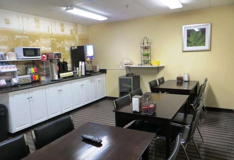 هتل Super 8 By Wyndham Saskatoon Near Downtown