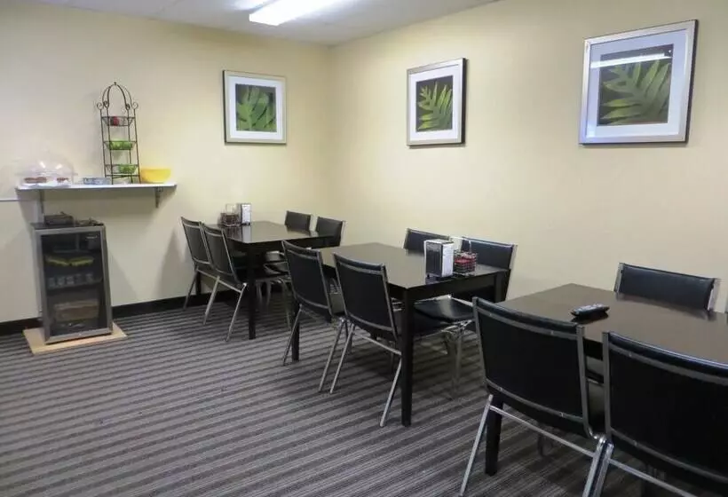 Hotel Super 8 By Wyndham Saskatoon Near Downtown