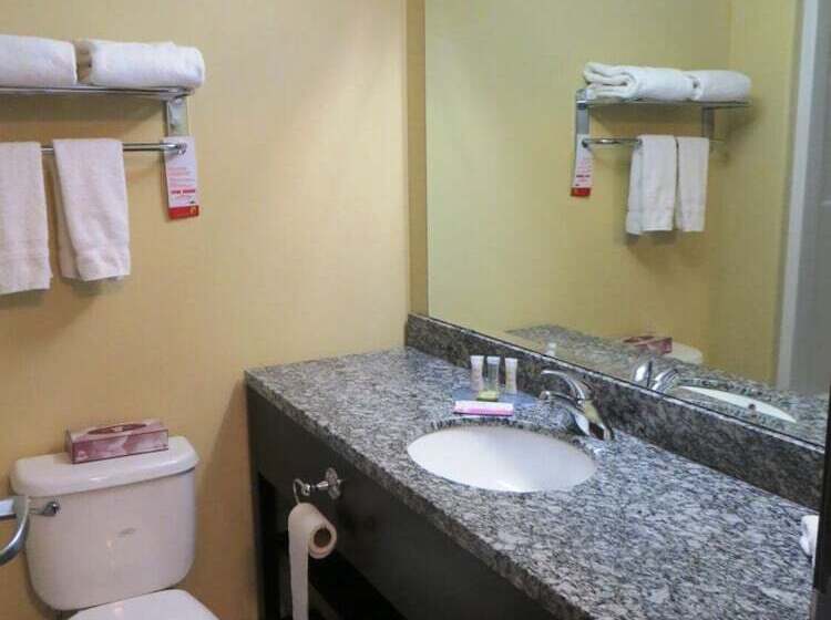 هتل Super 8 By Wyndham Saskatoon Near Downtown