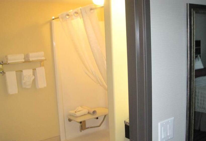 هتل Super 8 By Wyndham Saskatoon Near Downtown