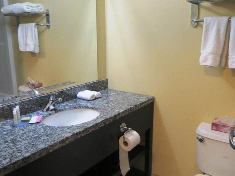 هتل Super 8 By Wyndham Saskatoon Near Downtown