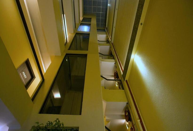 ホテル The Pearl  A Royal Residency