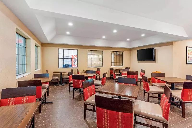 فندق Comfort Suites