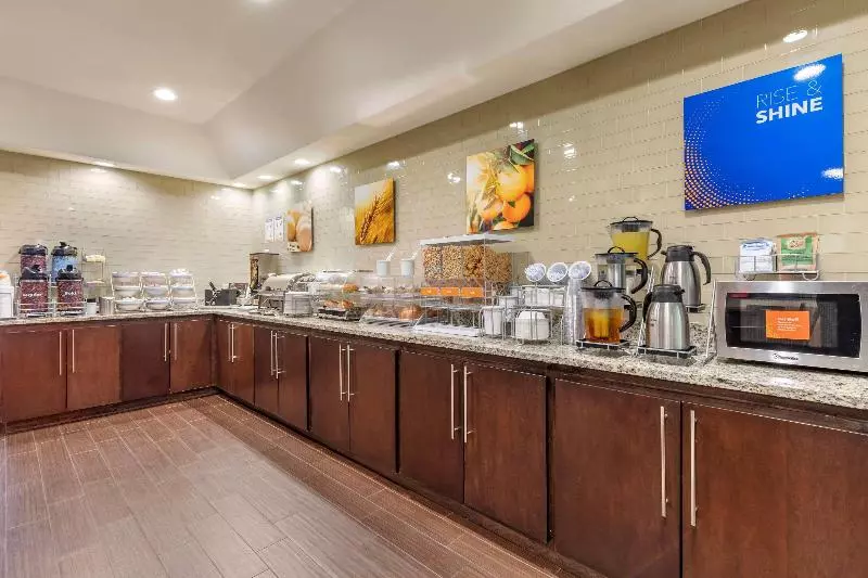 فندق Comfort Suites