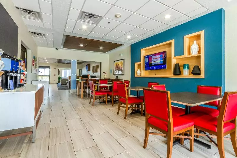 בית מלון כפרי Holiday Inn Express & Suites Hearne By Ihg