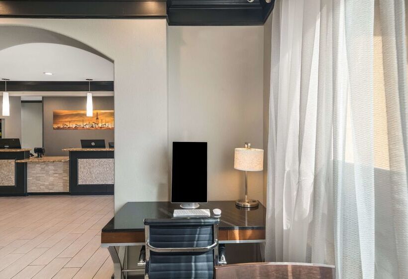 בית מלון כפרי Best Western South Plains Inn & Suites