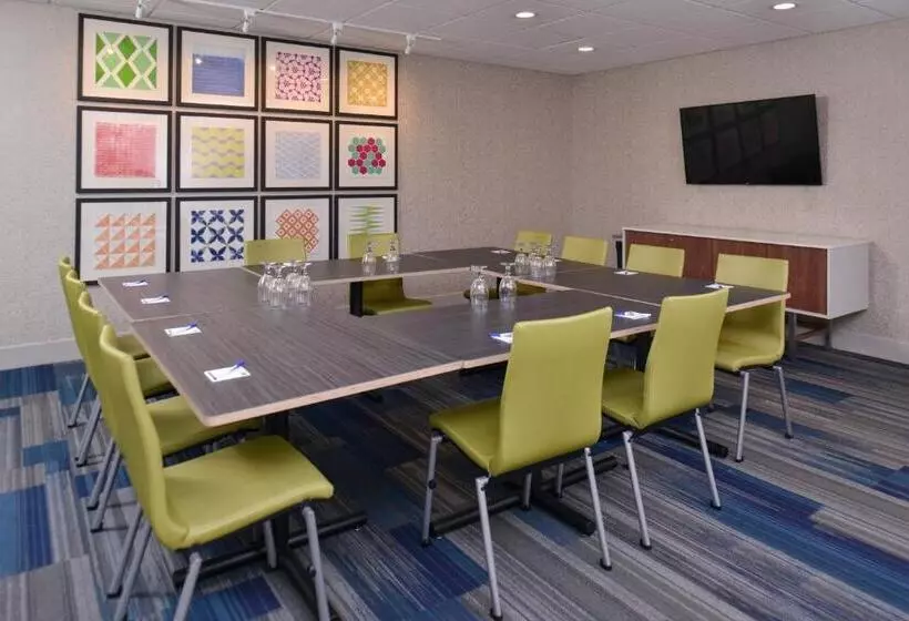 Отель Holiday Inn Express And Suites Stevens Point By Ihg