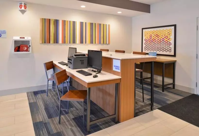 Отель Holiday Inn Express And Suites Stevens Point By Ihg