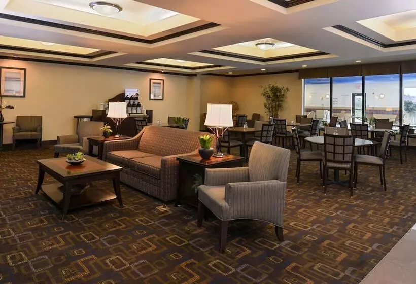 Отель Holiday Inn Express & Suites Fairmont, An Ihg