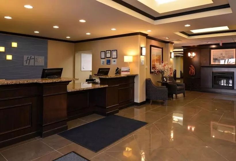 Отель Holiday Inn Express & Suites Fairmont, An Ihg
