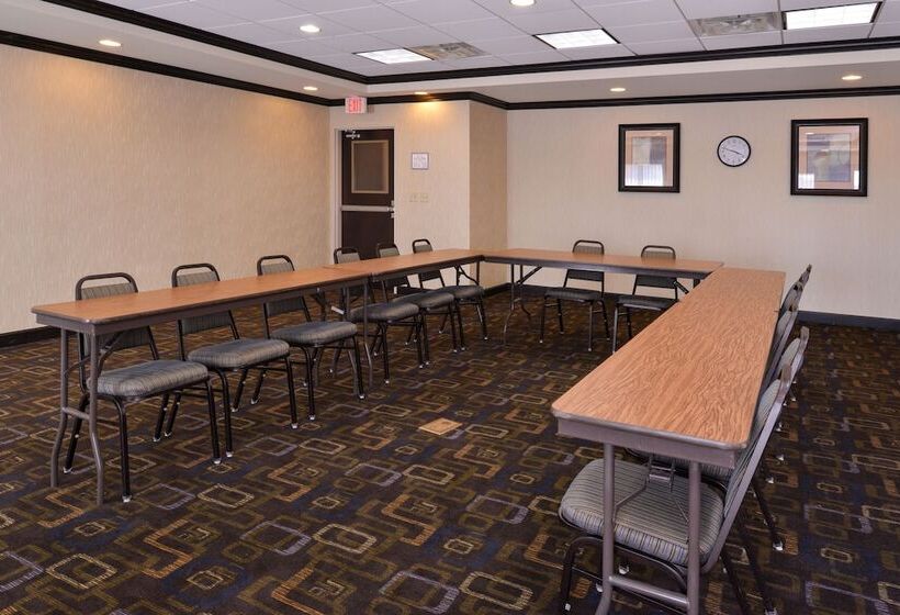 فندق Holiday Inn Express & Suites Fairmont, An Ihg