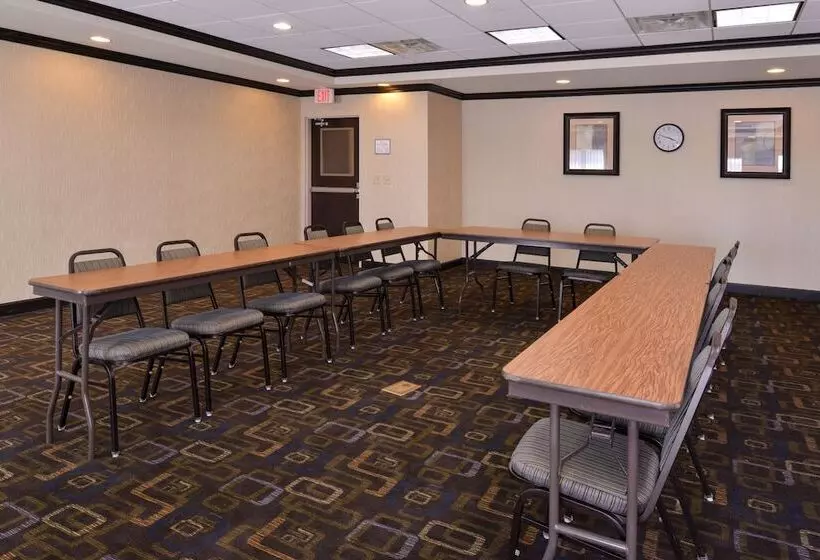 Отель Holiday Inn Express & Suites Fairmont, An Ihg