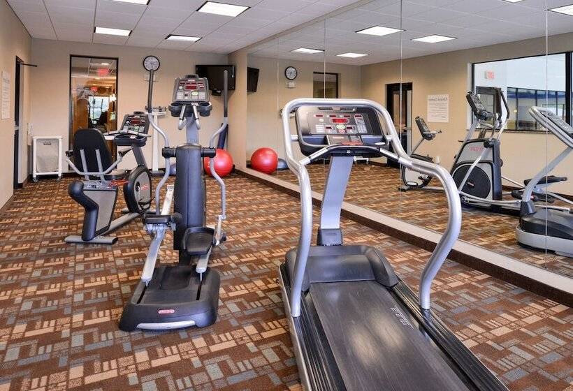 فندق Holiday Inn Express & Suites Fairmont, An Ihg