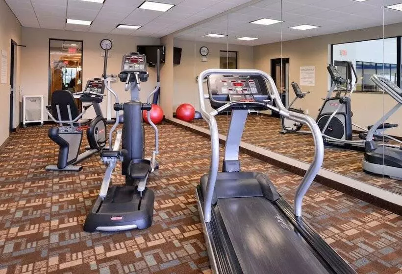 Отель Holiday Inn Express & Suites Fairmont, An Ihg