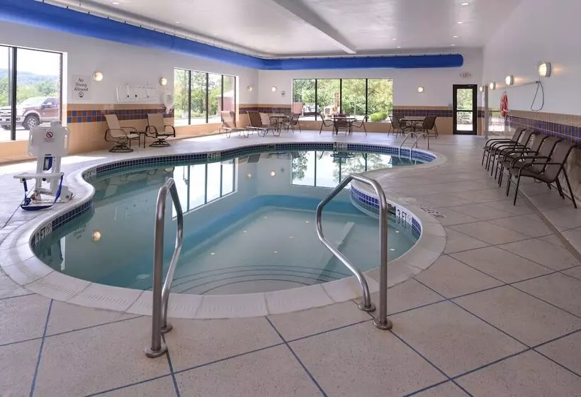 Отель Holiday Inn Express & Suites Fairmont, An Ihg