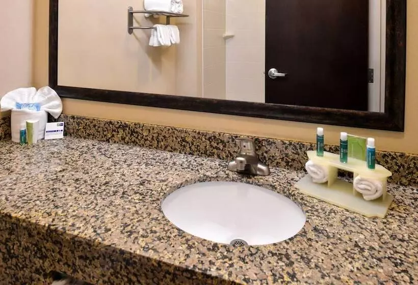 Отель Holiday Inn Express & Suites Fairmont, An Ihg